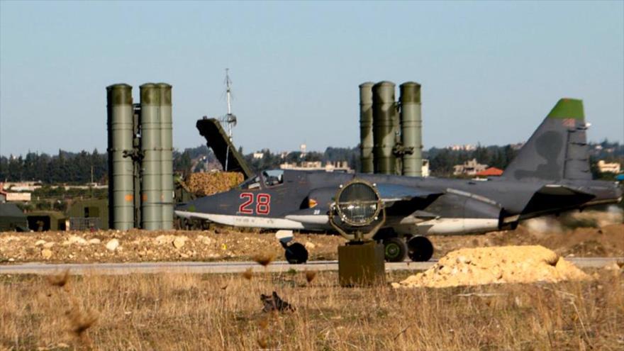 Un bombardero Sujoi Su-25 y baterías del sistema antiaéreo S-400 del Ejército ruso en la base aérea Hmeimim, en el noroeste de Siria.