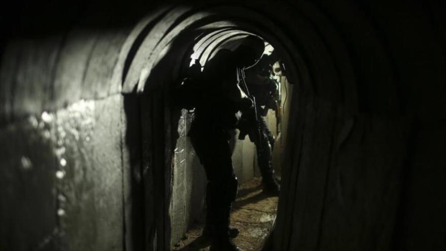 Combatientes de HAMAS en el interior de un túnel utilizado para suministrar las necesidades básicas de los palestinos en la Franja de Gaza.