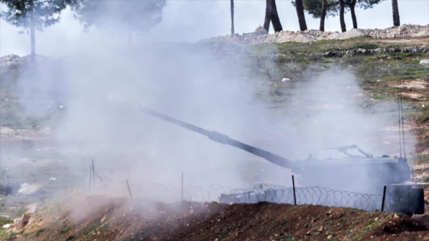 Un cañón del Ejército de Turquía dispara cerca del paso fronterizo de Oncupinar en la ciudad turca de Kilis (sur) contra posiciones de kurdos en Siria, 17 de febrero de 2016.