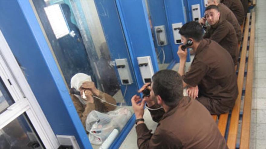 Presos palestinos en una cárcel israelí.