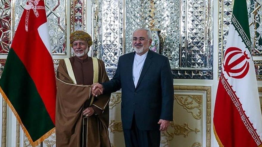 Los cancilleres de Irán y Omán, Mohamad Yavad Zarif y Yusuf bin Alawi bin Abdolá, respectivamente, se reúnen en Teherán, capital persa, 20 de febrero de 2016.