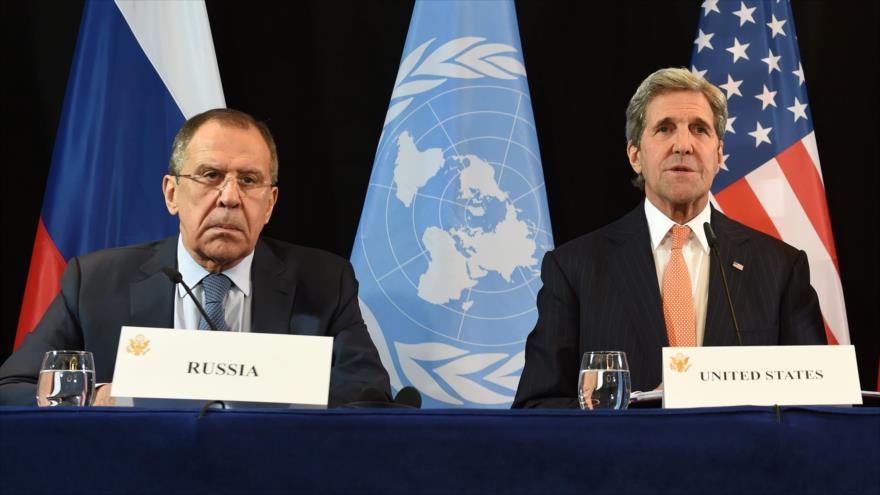El ministro de Asuntos Exteriores de Rusia, Serguei Lavrov (izda.), y el secretario de Estado de Estado Unidos, John Kerry, durante una conferencia de prensa después de la reunión del Grupo Internacional de Apoyo a Siria (ISSG, en inglés) en Múnich (Alemania), 12 de febrero de 2016.