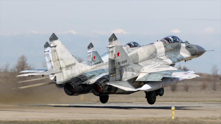 Dos cazabombarderos rusos Mikoyan MiG-29S.