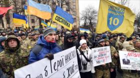 Manifestantes ucranianos atacan sucursal bancaria rusa en Kiev