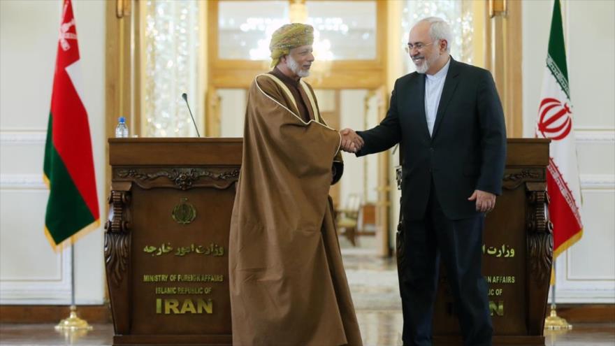 El canciller iraní, Mohamad Yavad Zarif (derecha) y su par omaní, Yusuf bin Alawi bin Abdolá, participan en una conferencia de prensa conjunta en Teherán, capital persa, 20 de febrero de 2016.