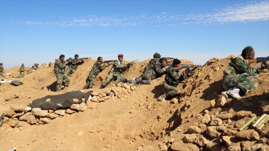 Los soldados de la Armada siria, durante una misión antiterrorista en las afueras de la ciudad norteña de Al-Raqa, 19 de febrero de 2016.