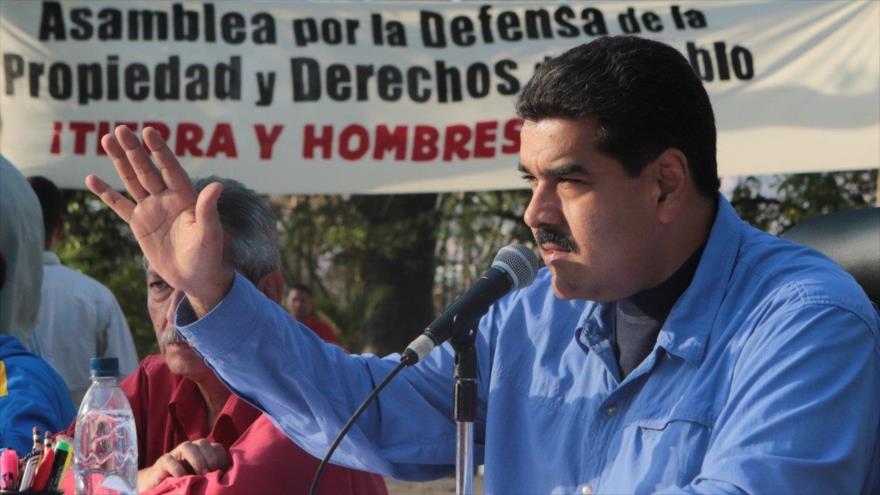 El presidente de Venezuela, Nicolás Maduro, da un discurso durante una asamblea productiva con las organizaciones del Poder Popular en el parque Ezequiel Zamora, de El Calvario de Caracas (capital), 20 de febrero de 2016.