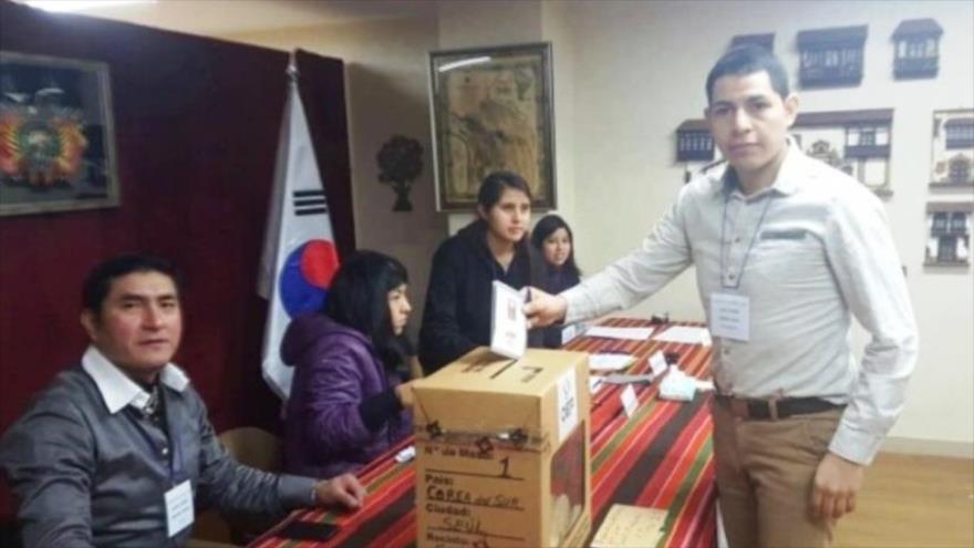 Los bolivianos residentes en Corea del Sur empiezan a votar, 21 de febrero de 2016.