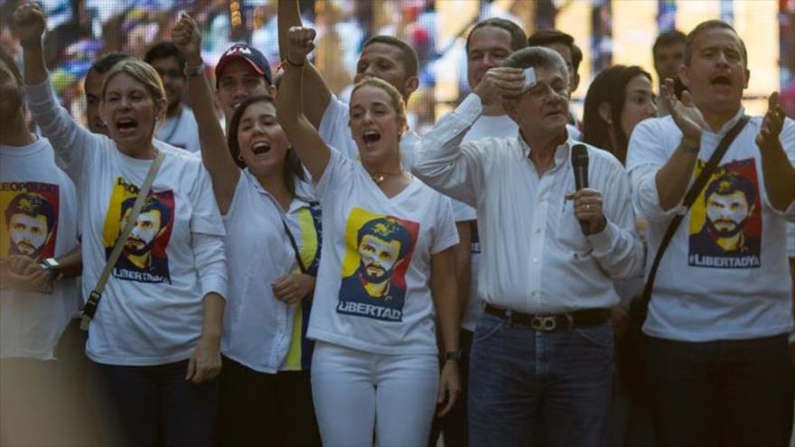 La oposición venezolana, acompañada por el presidente de la Asamblea Nacional, Henry Ramos Allup (2º por la dcha.) y la esposa del opositor Leopoldo López, Lilian Tintori (centro), protestan por la libertad de los presos políticos, 20 de febrero de 2016.