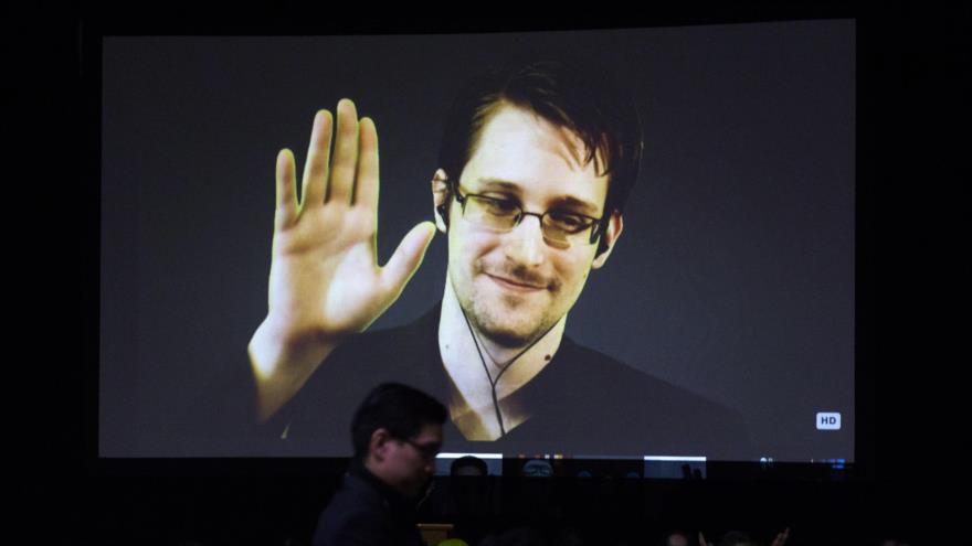 El exanalista de la Agencia de Seguridad Nacional de EE.UU. Edward Snowden habla con una multitud a través de Skype.
