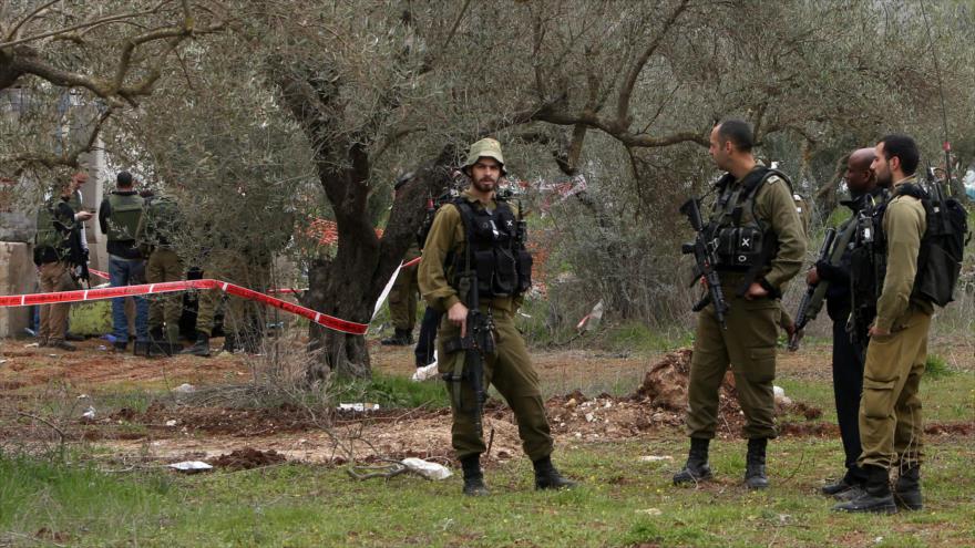 Soldados israelíes cerca del lugar donde abatieron a un joven palestino en Nablus, 21 de febrero de 2016.