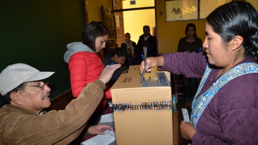 Bolivianos votan en el referéndum sobre la repostulación del presidente boliviano, Evo Morales, en las próximas elecciones generales, 21 de febrero de 2016.