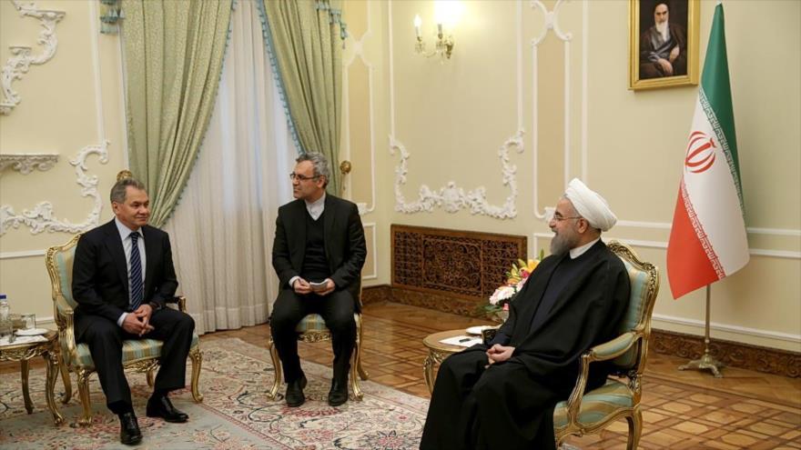 El presidente de Irán, Hasan Rohani (decha.), recibe al ministro de Defensa de Rusia, Serguei Shoigu (izda.), en Teherán, capital persa, 21 de febrero de 2016.
