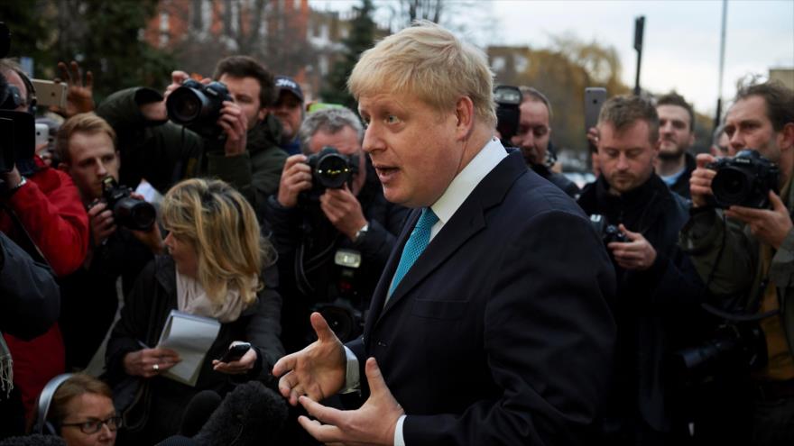 Alcalde de Londres (capital británica), Boris Johnson, se dirige a los periodistas frente a su domicilio en la citada ciudad, 21 de febrero de 2016.