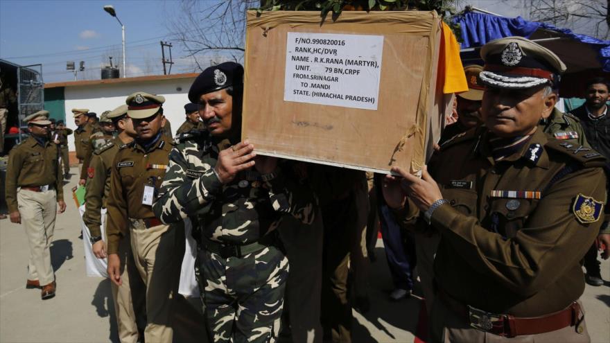 Uniformados indios portan el ataúd de uno de sus compañeros fallecido en un ataque ocurrido en la Cachemira administrada por La India, 21 de febrero de 2016.