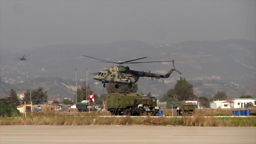 Helicóptero militar ruso en la base de Hmeimim en la provincia de Latakia (noroeste de Siria).