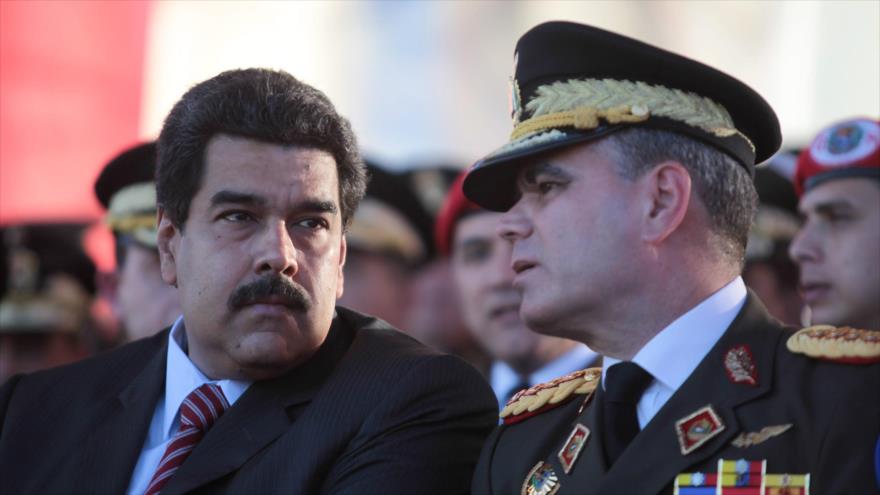 El presidente de Venezuela Nicolás Maduro (izda.), y su ministro de Defensa, Vladimir Padrino.