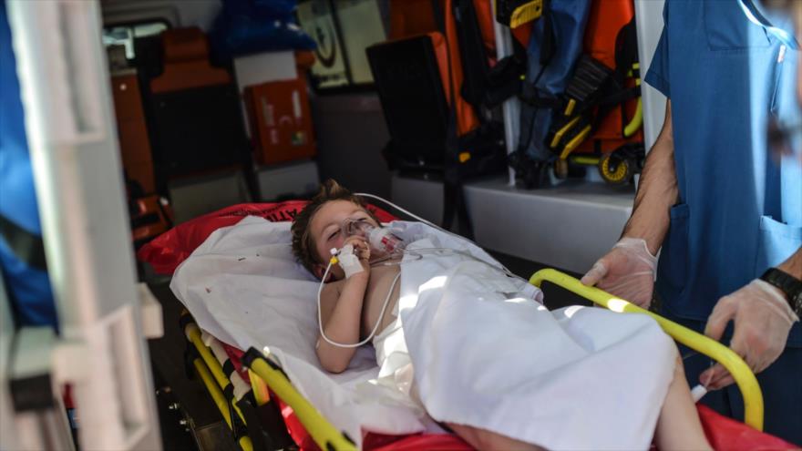 Un niño del norte de Siria, lesionado por ataques de Turquía, se traslada a un hospital en la provincia turca Kilis (sur), 16 de febrero de 2016.