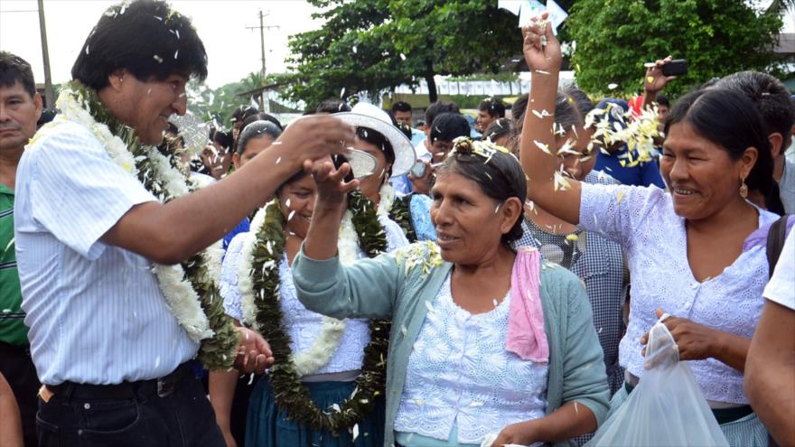 El presidente de Bolivia, Evo Morales (izda.) saluda a sus seguidores. 21 de febrero de 2016