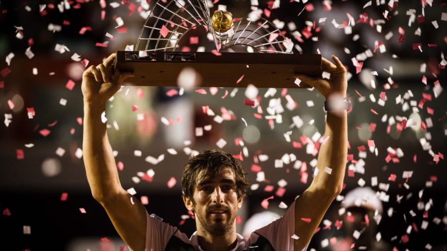 El uruguayo Pablo Cuevas levanta el trofeo después de ganar al argentino Guido Pella en la final del Abierto de Río de Janeiro, Brasil, 21 de febrero de 2016.