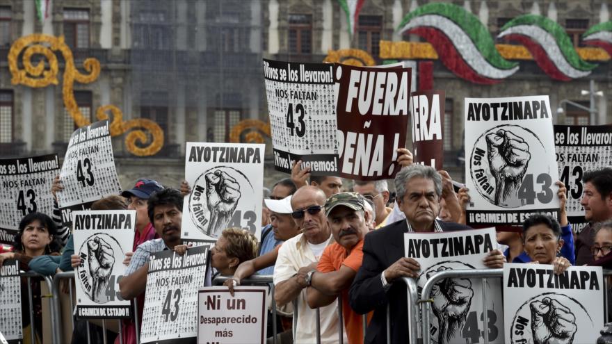 Mexicanos marchan en la Ciudad de México (capital) para demostrar solidaridad con los padres de los 43 estudiantes desaparecidos en el estado de Guerrero (sur), 24 de septiembre de 2015.