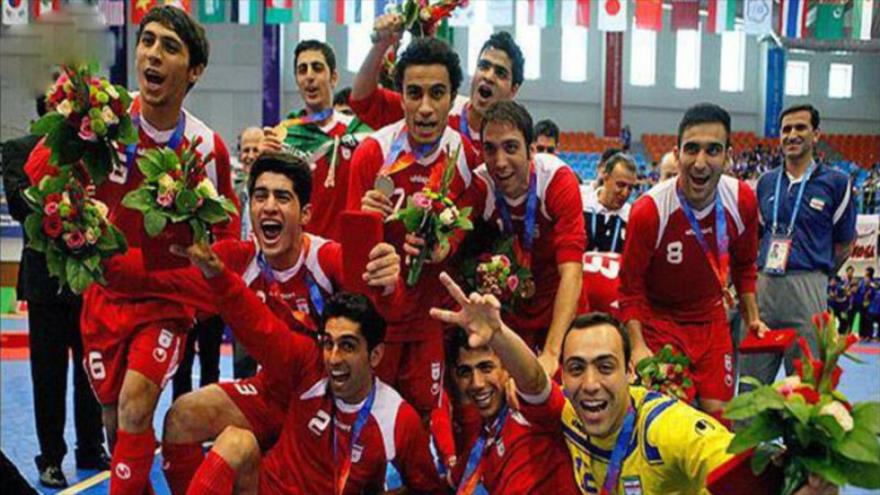 Los jugadores de la selección iraní de fútbol sala celebran su victoria en el Campeonato Asiático de Fútsal 2016, 21 de febrero de 2016.