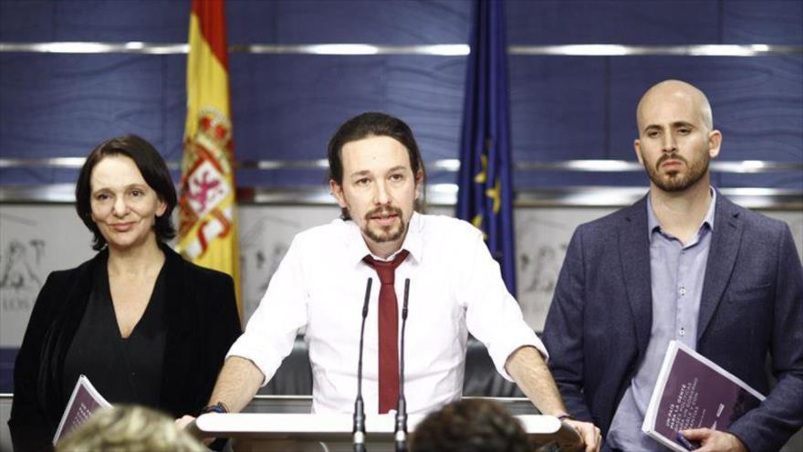 El secretario general de Podemos, Pablo Iglesias (centro), durante una conferencia de prensa.