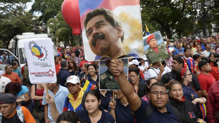Simpatizantes del presidente de Venezuela, Nicolás Maduro, se congregan frente a la Asamblea Nacional (AN) para expresar su apoyo al Gobierno.