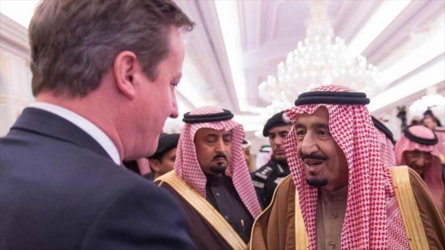 El primer ministro británico, David Cameron (izda.), y el rey saudí, Salman bin Abdelaziz Al Saud.