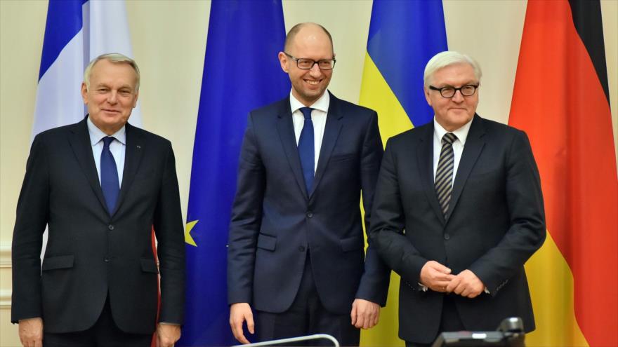 El premier ucraniano, Arseniy Yatsenyuk (centro), el ministro de Exteriores alemán, Frank-Walter Steinmeier (dcha.), y el canciller francés, Jean-Marc Ayrault, posan para la foto antes de las conversaciones en la capital ucraniana de Kiev, 22 de febrero de 2016.