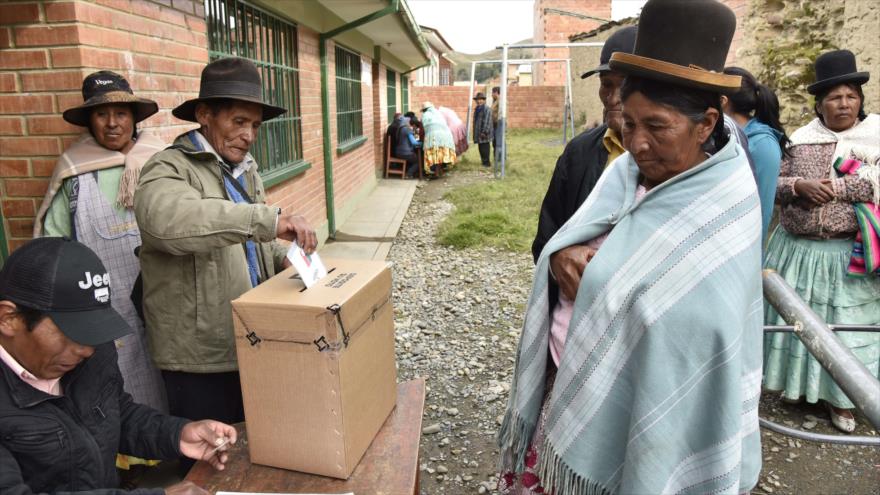 Bolivianos votan en el referéndum sobre la repostulación del presidente boliviano, Evo Morales, en las próximas elecciones generales, 21 de febrero de 2016.