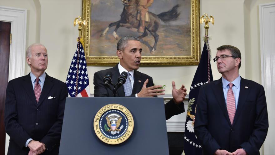 El presidente estadounidense, Barack Obama, flanqueado por el vicepresidente, Joe Biden (izqda.), y el secretario de Defensa, Ashton Carter, comparece en la Casa Blanca para hablar sobre el cierre de la prisión de Guantánamo, 23 de febrero de 2016.