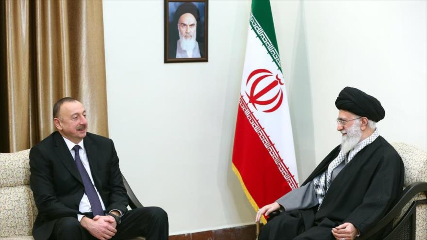 El Líder de la Revolución Islámica de Irán, el ayatolá Seyed Ali Jamenei (dcha.), recibe al presidente de de Azerbaiyán, Ilham Aliyev, en Teherán, capital persa, 23 de febrero de 2016.