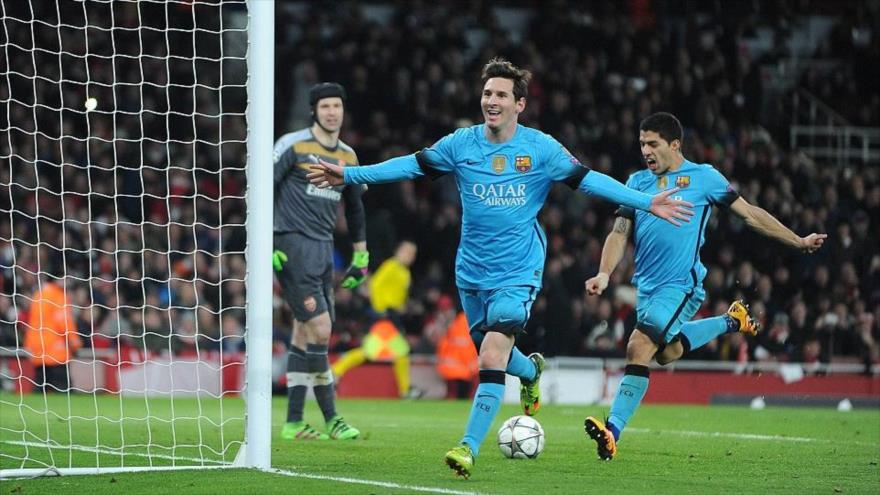 El delantero argentino del Barcelona, Lionel Messi, festeja su segundo gol ante el Arsenal, en un partido de octavos de final de la Liga de Campeones de Europa, 23 de febrero de 2016. 