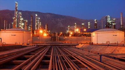 España planea invertir en la industria petroquímica de Irán 