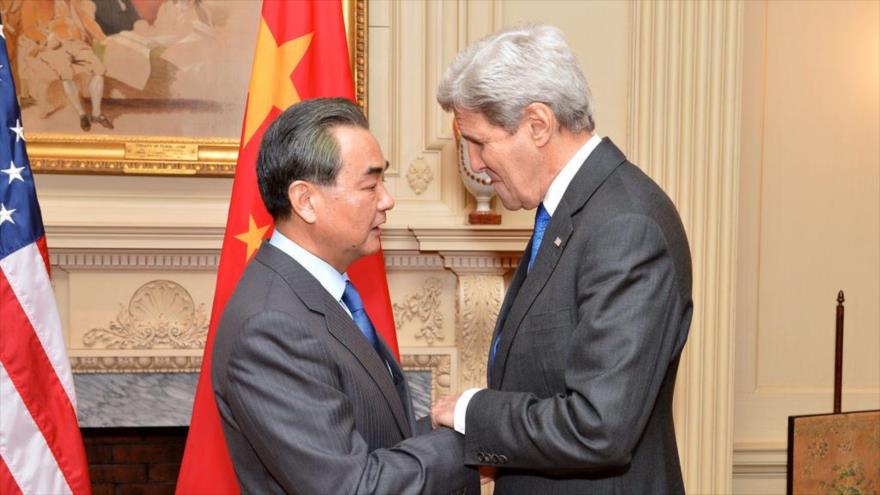 El ministro de Asuntos Exteriores de China, Wang Yi (izda.), junto a su homólogo estadounidense, John Kerry (dcha.), en Washington.