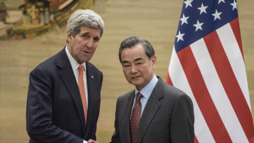 El ministro chino de Asuntos Exteriores, Wang Yi (derecha) y el secretario de Estado de EE. UU., John Kerry.