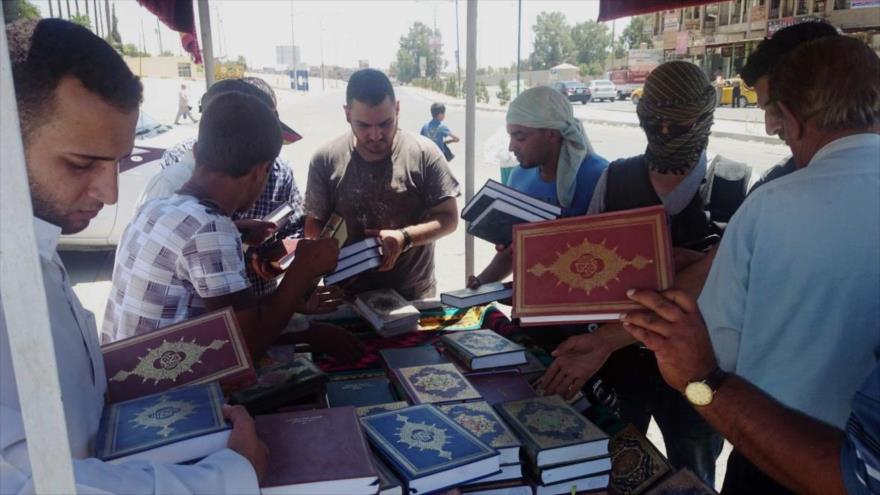 Integrantes de Daesh distribuyen copias del sagrado Corán en Mosul, su bastión en Irak.