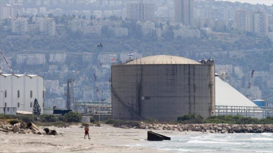 Tanque de amoniaco en Haifa, en el norte de los territorios ocupados palestinos.
