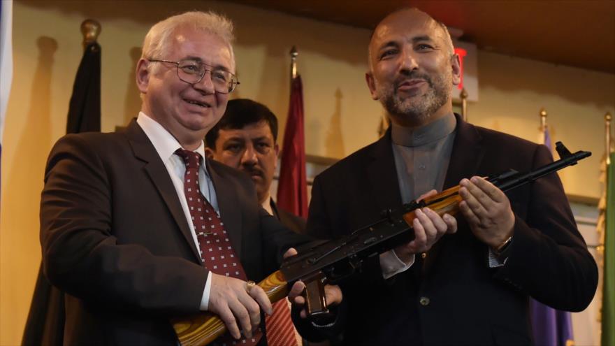 El embajador ruso en Afganistán, Alexander Magnitsky (izqda) entrega un rifle AK-47 al consejero de Seguridad Nacional de Afganistán, Mohamad Hanif Atmar. 24 de febrero de 2016 