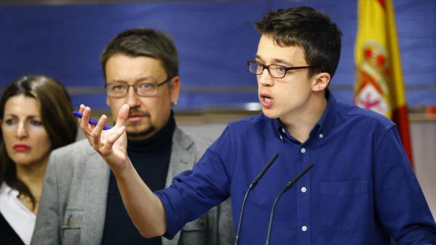 El portavoz parlamentario y secretario político de Podemos, Íñigo Errejón, comparece ante la prensa junto a otros miembros de su partido, 24 de febrero de 2016.