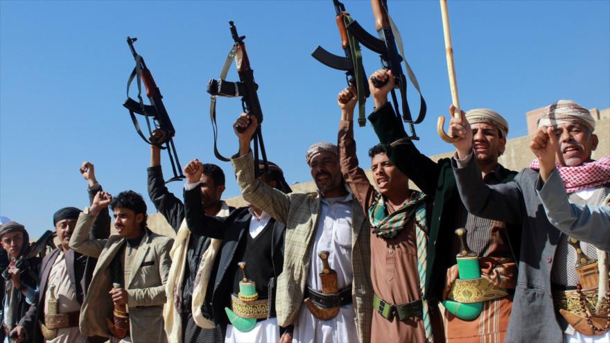 Combatientes del movimiento popular yemení Ansarolá.