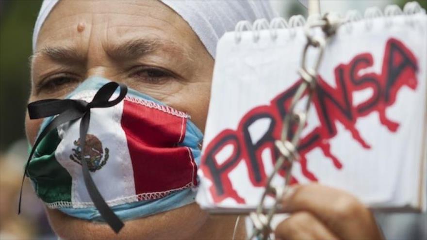 Exigen durante una protesta en México justicia para periodistas y activistas asesinados.