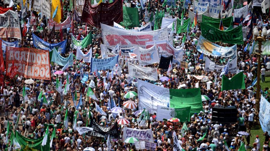 Protesta de empleados públicos en la capital argentina, Buenos Aires, frente a la casa presidencial, 24 de febrero de 2016.