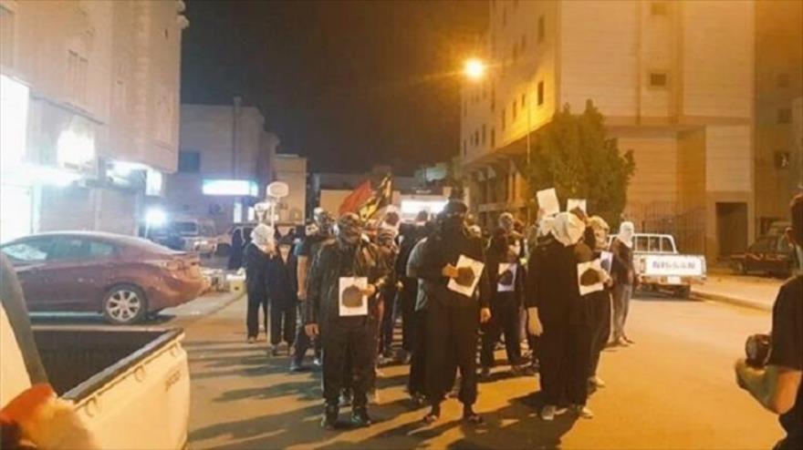 Manifestantes saudíes protestan para condenar el asalto de las fuerzas de seguridad de Al Saud en la localidad chií de Al-Awamiyah, 24 de febrero de 2016.