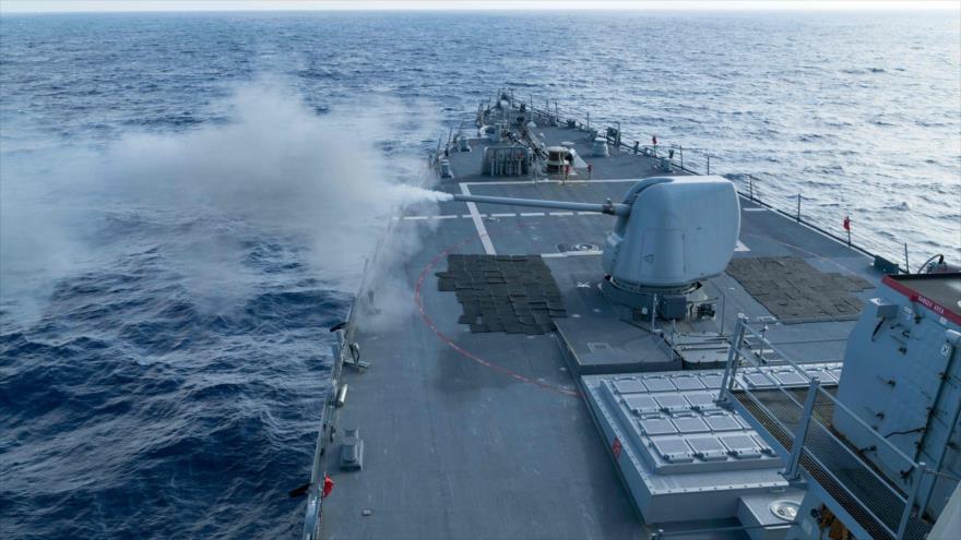 El destructor USS Curtis Wilbur de la Armada de EE.UU. lleva a cabo ejercicios con fuego real en el mar del Sur de China, 15 de enero de 2016.