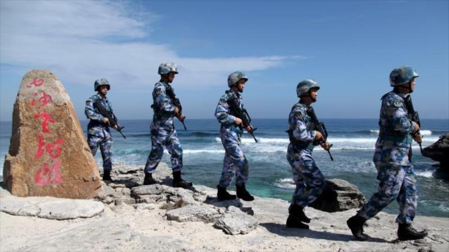 Soldados del Ejército Popular de Liberación de China (EPL) en la isla Woody en el archipiélago en disputa en las aguas del mar de la China Meridional, 29 de enero de 2016.
