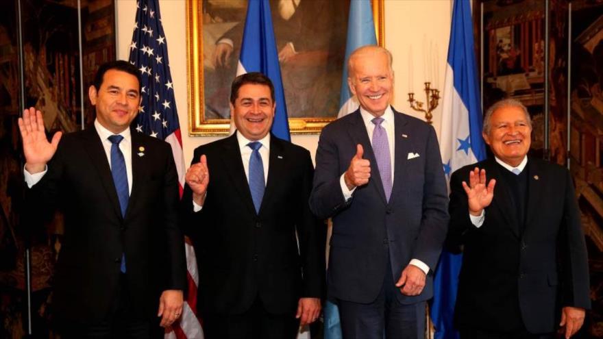 (De izquierda a la derecha) los presidente de Guatemala, Jimmy Morales; de Honduras, Juan Orlando Hernández; el vicepresidente de EE.UU., Joe Biden, y el presidente de El Salvador, Salvador Sánchez Cerén, 24 de febrero de 2016.