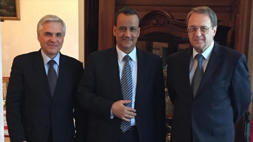 El vicecanciller ruso, Mijail Bogdanov (dcha.), y el enviado especial de ONU para Yemen, Ismail Ould Sheij Ahmed (centro).