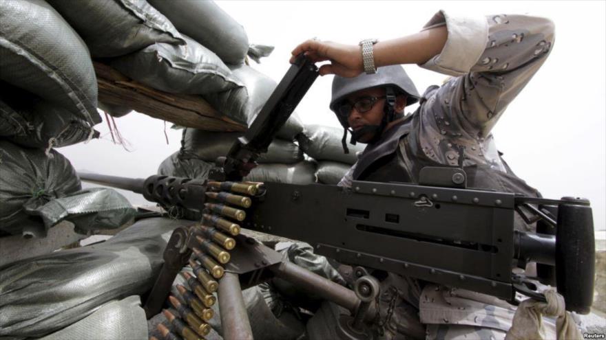 Un soldado saudí sosteniendo su arma en la frontera con Yemen.